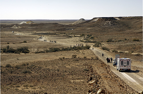 The long trek ahead as the GREAT BREAKAWAYS BOLT begins with participants scattered across the landscape in their bid to get back to Coober Pedy